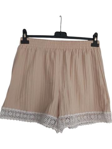 Korte broek beige met wit met kant L beschikbaar voor biedingen
