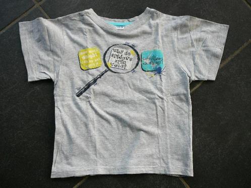 grijze T-shirt met vergrootglas en tekst, Kinderen en Baby's, Kinderkleding | Maat 122, Gebruikt, Jongen, Shirt of Longsleeve