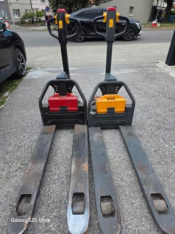 Twee elektrische pallettrucks beschikbaar voor biedingen