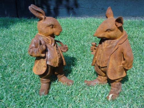 Standbeeld van konijn en rat in roestig gietijzeren kostuum, Tuin en Terras, Tuinbeelden, Nieuw, Dierenbeeld, Metaal, Ophalen