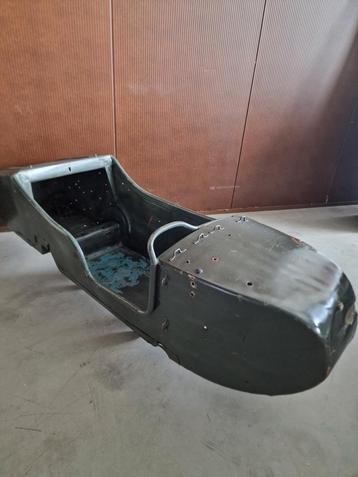 Een carrosserie van een zijspan uit de 50 jaren  beschikbaar voor biedingen