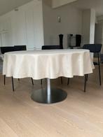 Tafelkleed voor ronde tafel., Ophalen