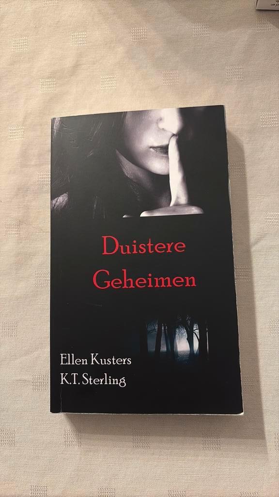 Ellen Kusters K.T. Sterling - Duistere geheimen, Boeken, Thrillers, Zo goed als nieuw, Ophalen of Verzenden