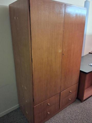 Kleerkast beschikbaar voor biedingen