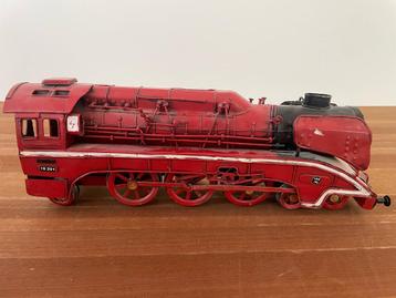 Red metal train beschikbaar voor biedingen