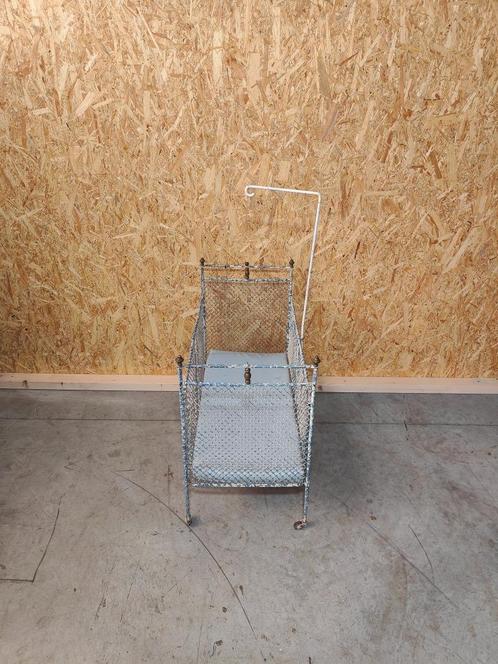 Poppenbedje – Metalen Draadwerk – Jaren ’50/’60, Kinderen en Baby's, Kinderkamer | Inrichting en Decoratie, Gebruikt, Overige typen