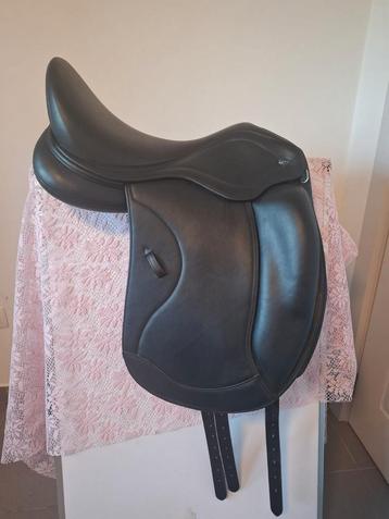 Ikonic Light monoblad dressuurzadel 18" beschikbaar voor biedingen