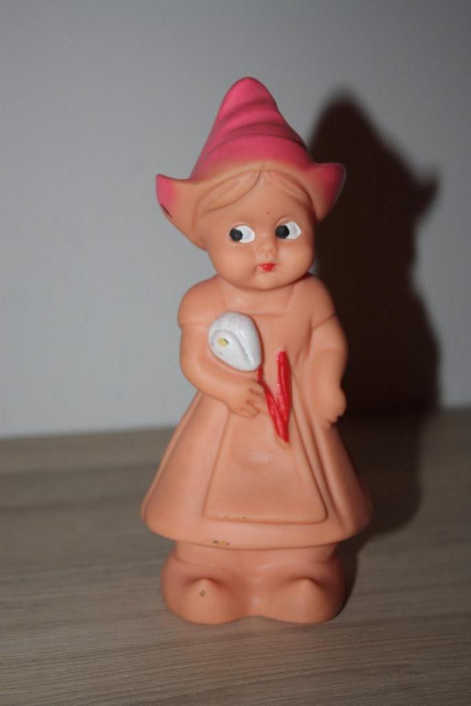 Oud piepfiguur ,Tulpenmeisje ,stempel Rubbertoys Italy 15 cm, Verzamelen, Poppetjes en Figuurtjes, Gebruikt, Ophalen of Verzenden