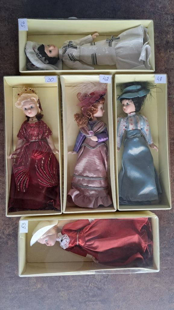 5 personages van Engelse schrijvers, Verzamelen, Poppen, Nieuw, Pop, Ophalen of Verzenden
