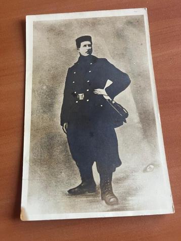militaria: Oude postkaart soldaat met uniform beschikbaar voor biedingen