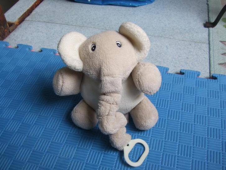 noukie's éléphant musical se fixe partout, Kinderen en Baby's, Speelgoed | Knuffels en Pluche, Gebruikt, Olifant, Ophalen of Verzenden