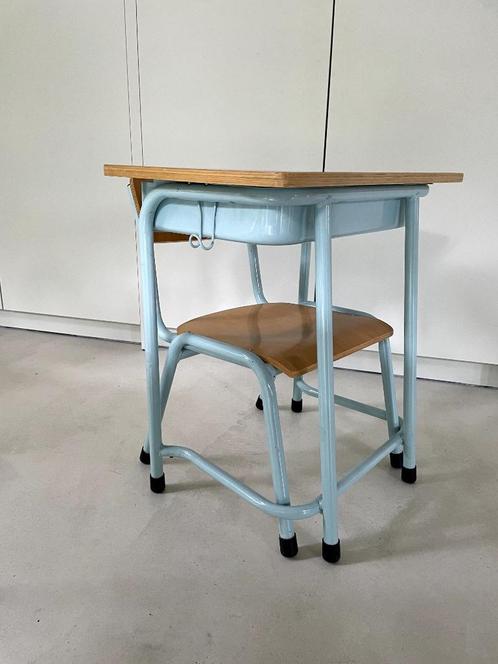 Muntgroen kinderbureautje metaal met houten blad, Kinderen en Baby's, Kinderkamer | Tafels en Stoelen, Gebruikt, Tafel(s) en Stoel(en)