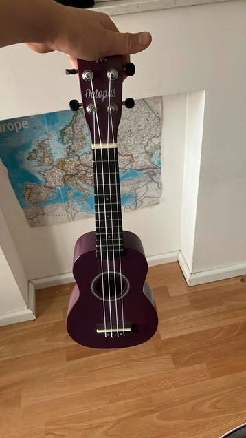 Paarse ukulele octupus zeer goede staat bijna nooit gebruikt beschikbaar voor biedingen
