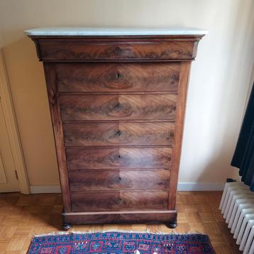 Antieke kast met marmeren bovenblad beschikbaar voor biedingen