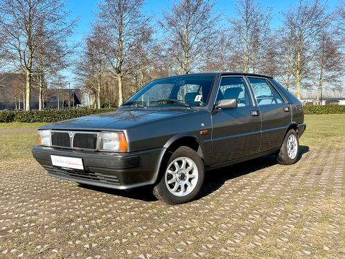 Lancia Delta 1300 bouwjaar 1986, Auto's, Oldtimers, Bedrijf, Te koop, Lancia, Benzine, Berline, 5 deurs, Handgeschakeld, Zilver of Grijs