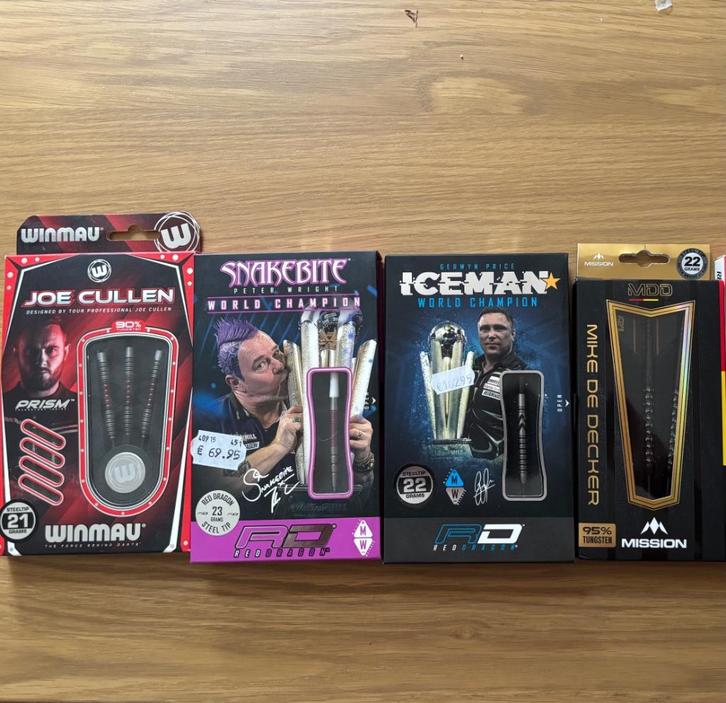 8 setjes darts Gerwyn price, Simon whitlock, Dimitri vdb,, Sport en Fitness, Darts, Zo goed als nieuw, Flights, Ophalen of Verzenden