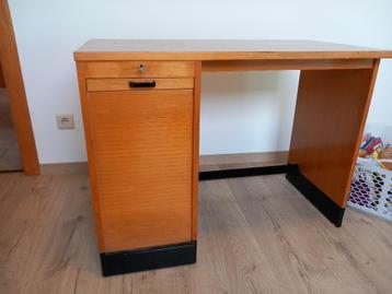 Bureau voor oude kinderen beschikbaar voor biedingen