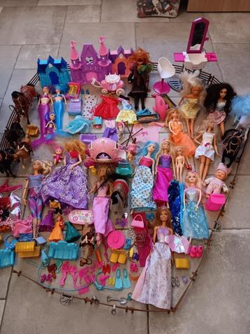 Grote zak vol met poppen, paarden en toebehoren beschikbaar voor biedingen