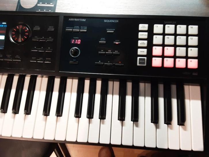 ROLAND FA06, Muziek en Instrumenten, Synthesizers, Zo goed als nieuw, 61 toetsen, Roland, Met midi-aansluiting, Ophalen of Verzenden