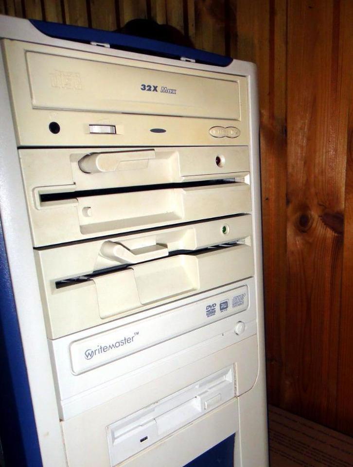 FLOPPYDRIVE 5.25 Vintage 1.2 meg and 360K Bitcoin key holder, Computers en Software, Vintage Computers, Ophalen of Verzenden