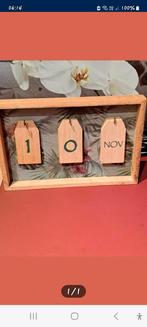 Gadget verstelbare houten kalender in houten frame., Huis en Inrichting, Ophalen, Zo goed als nieuw, Hout
