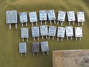 lot de 18 quartz et sa boite us army ww2 signal corps, Enlèvement ou Envoi, Armée de terre
