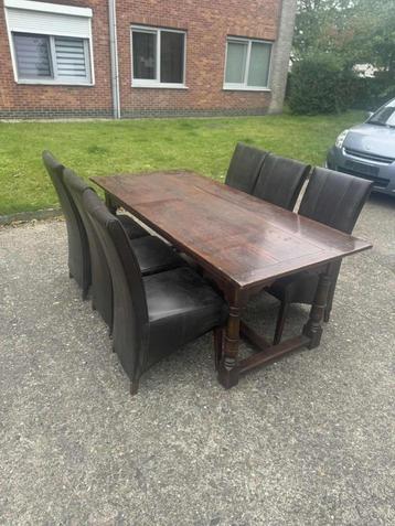 Antieke tafel met lederen stoelen. beschikbaar voor biedingen