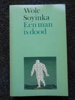 een man is dood Wole Soyinka  Nigeria, Boeken, Ophalen of Verzenden, Gelezen