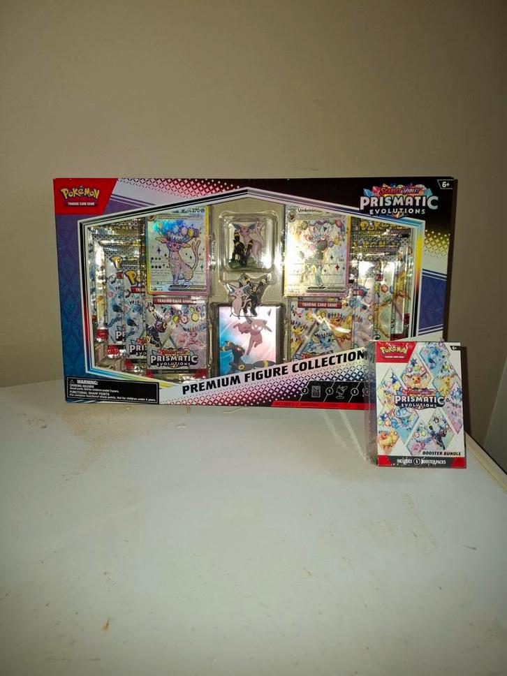 Pokémon Prismatic Evolutions Premium figure Collection, Hobby en Vrije tijd, Verzamelkaartspellen | Pokémon, Nieuw, Booster, Foil