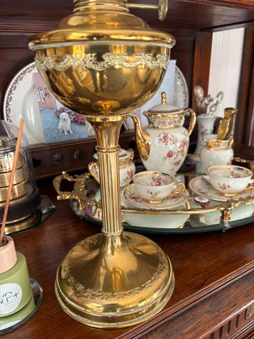 Prachtige antieke olielamp beschikbaar voor biedingen
