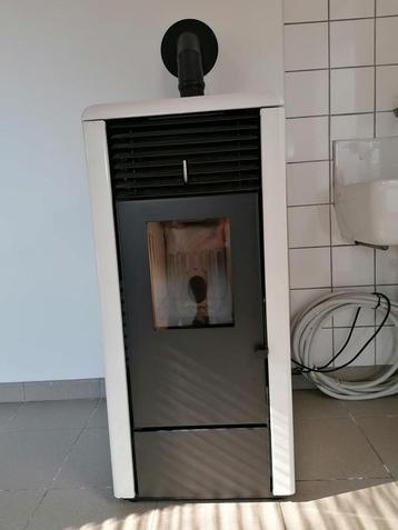 Energiebesparende pellet kachel Ravelli met Inox buis., Ophalen, Zo goed als nieuw