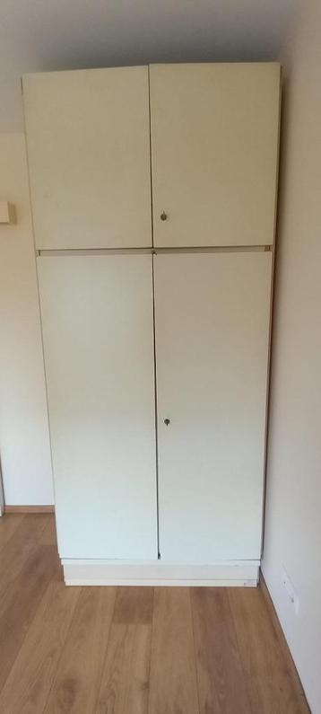 Grote kleerkast (2 stuks) beschikbaar voor biedingen