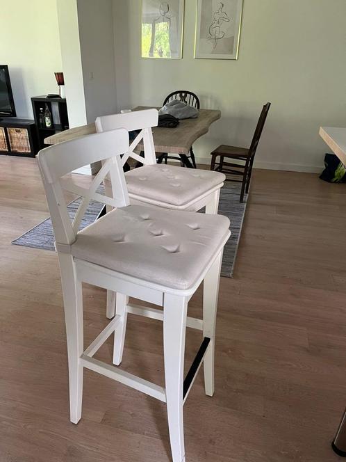 2 barkrukken/keukeneiland stoelen, Huis en Inrichting, Barkrukken, Gebruikt, 60 tot 90 cm, Hout, 2 krukken, Met voetsteun, Ophalen