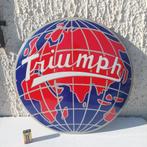 GEËMAILLEERDE PLAAT GLOBE TRIUMPH HERUITGAVE VAN AUTO- EN MO, Ophalen of Verzenden, Zo goed als nieuw, Reclamebord