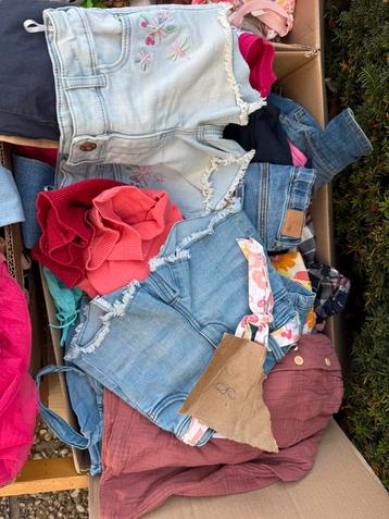 Hele doos (meisjes)kledij maat 98 beschikbaar voor biedingen