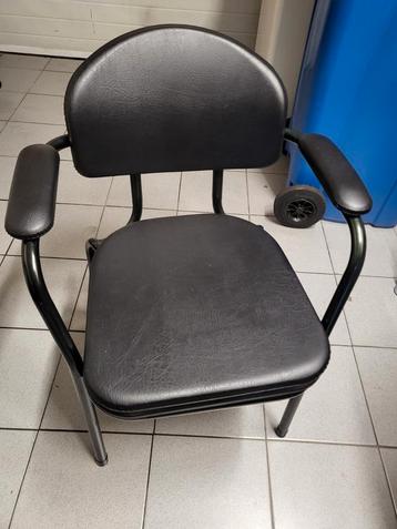 Toiletstoel beschikbaar voor biedingen