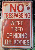 Metalen bord No Trespassing We're Tired Of Hiding The Bodies, Huis en Inrichting, Woonaccessoires | Tekstborden en Spreuken, Ophalen of Verzenden