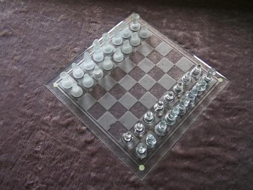 Glazen schaakbord met mat en heldere stukken, Hobby en Vrije tijd, Gezelschapsspellen | Bordspellen, Zo goed als nieuw, Ophalen