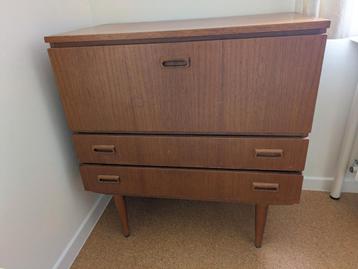 Vintage / retro kast beschikbaar voor biedingen