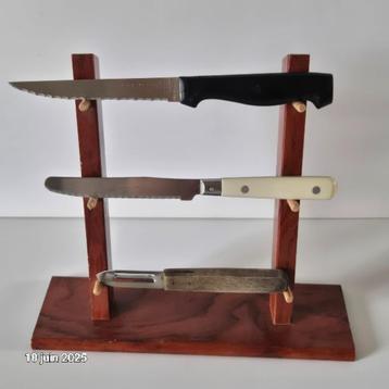 Houten display (leeg) voor 3 verzamelmessen     beschikbaar voor biedingen