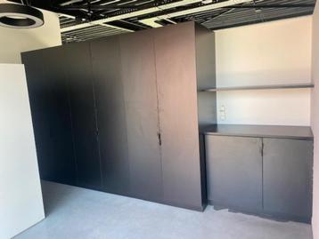 Stijlvolle zwarte maatwerkkastenwand met ingebouwde koelkast beschikbaar voor biedingen