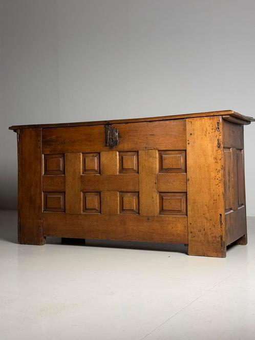 Gigantische Spaanse kist eiken antiek 18e eeuw, Huis en Inrichting, Woonaccessoires | Kisten, Eikenhout, Ophalen of Verzenden