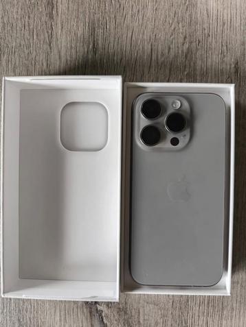 Vend iPhone 15 pro gris titanium comme neuf ! Sous garantie 