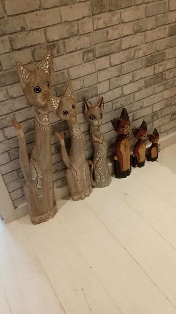Mooie houten katten beeldjes tekoop. beschikbaar voor biedingen