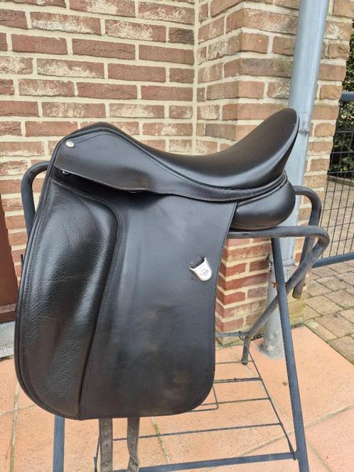 Selle Bates dressage 17', Animaux & Accessoires, Chevaux & Poneys | Brides & Harnachement, Utilisé, Dressage, Enlèvement ou Envoi