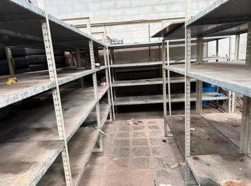 Lot d’étagères industriel très robuste beschikbaar voor biedingen