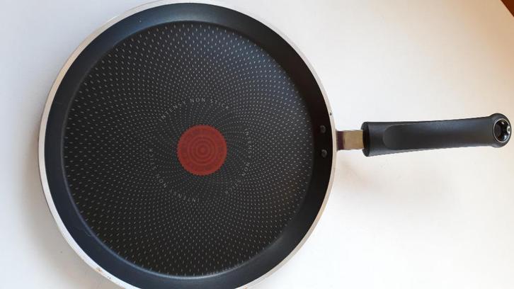 Pannekoekenpan Tefal diameter 26 cm, Huis en Inrichting, Keuken | Potten en Pannen, Zo goed als nieuw, Koekenpan of Braadpan, Ophalen
