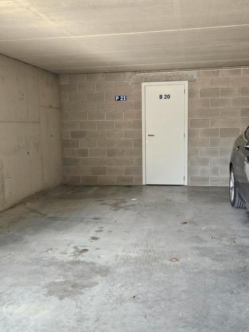 Autostaanplaats met kleine berging te huur, Immo, Garages en Parkeerplaatsen