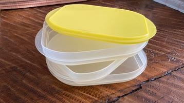 Tupperware beleg/kaas bakjes 3 lage bakjes en geel deksel beschikbaar voor biedingen