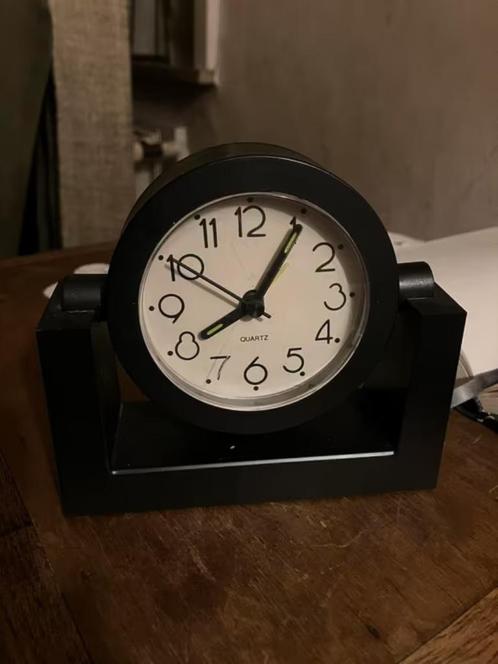 Klassieke zwarte quartz klok, Huis en Inrichting, Woonaccessoires | Klokken, Gebruikt, Wekker of Tafelklok, Analoog, Ophalen of Verzenden